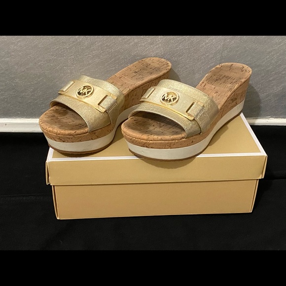 Micheal Kors gold metallic leather platform shoes - Picture 5 of 7